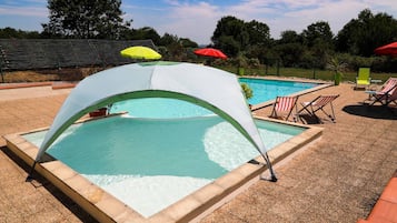 2 outdoor pools