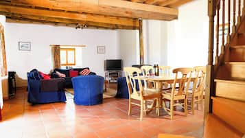Cottage 1 Le Pigeonnier - 3 bedrooms | Coin séjour | Télévision de 25 pouces avec chaînes par câble, jouets