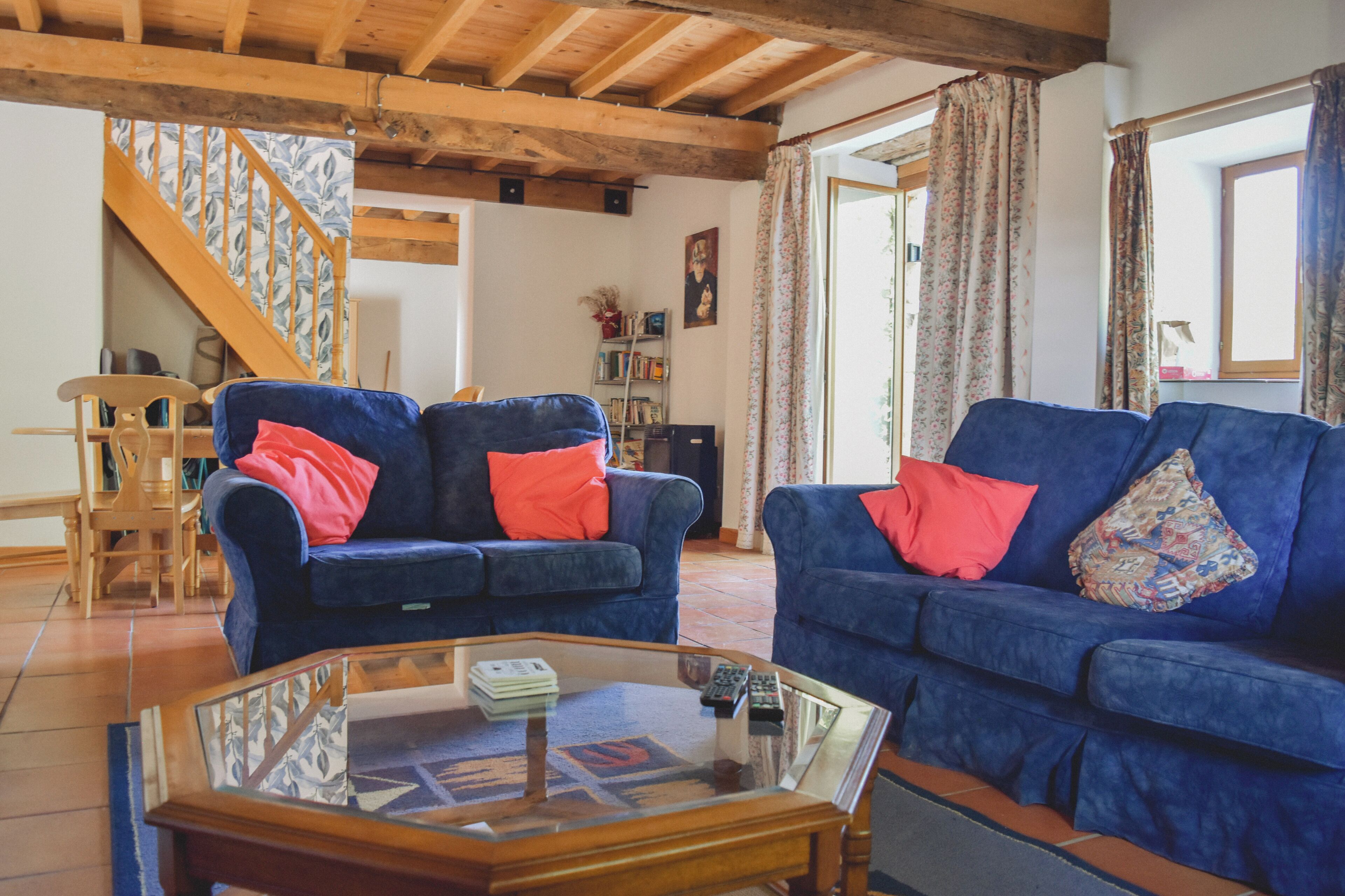 Traditionele cottage | Woonruimte | Een 25-inch televisie met kabelzenders en speelgoed