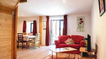 Traditionele cottage | Woonruimte | Een 25-inch televisie met kabelzenders en speelgoed