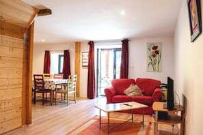 Cottage 5 Le Pressoir - 3 bedrooms | Oppholdsområde | En 25-tommers TV med kabel-kanaler samt leker