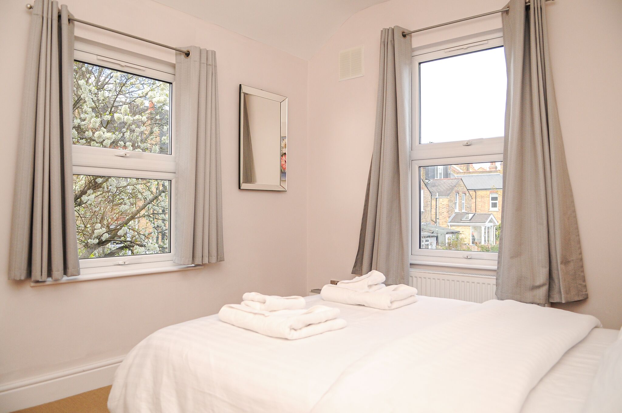 2 soverom, skrivebord, strykejern/-brett og wi-fi (inkludert)