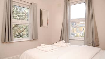 3 bedrooms, desk, iron/ironing board, free WiFi