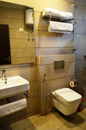 Deluxe Room | Bathroom - Hotel Centre Point (Dharamshala)