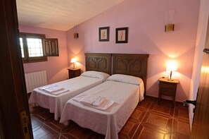 6 bedrooms, travel cot, bed sheets, wheelchair access