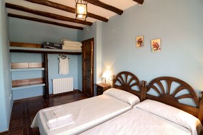 6 habitaciones, cuna de viaje y ropa de cama