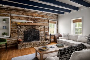 Älytelevisio, takka, kirjoja