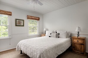 4 bedrooms, desk, travel cot, free WiFi - Walk to Old Rag | Hot Tub | Dog-Friendly Farmhouse (Sperryville)