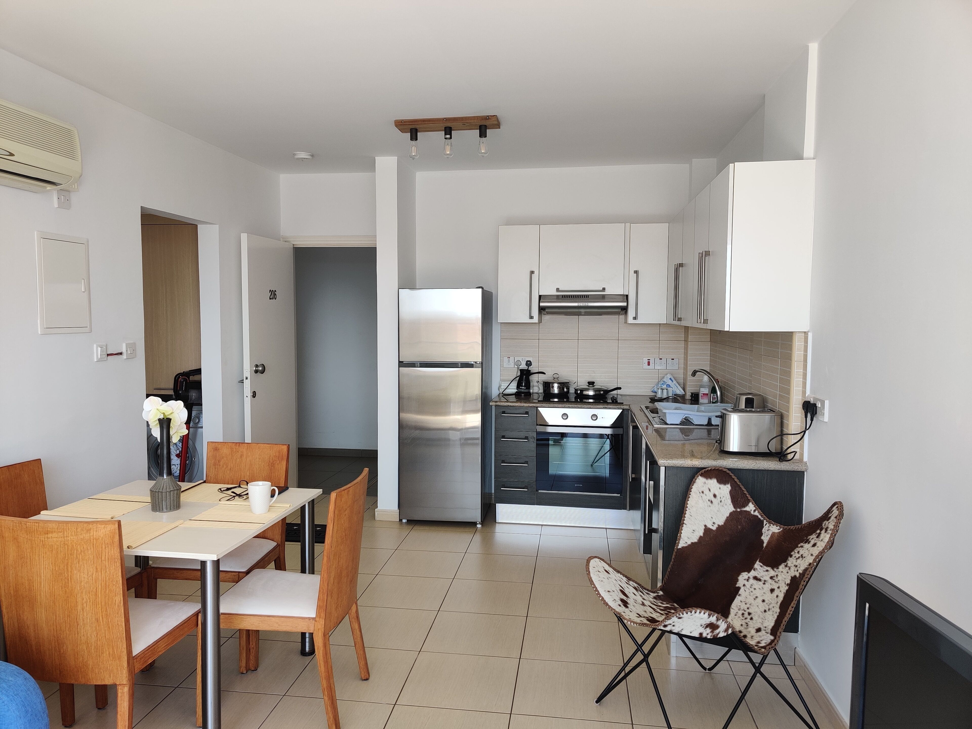 Apartamento | Cocina privada | Frigorífico, microondas, horno y placa de cocina