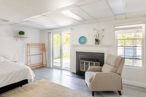 Newly Renovated Adorable Private Basement with Bathroom 