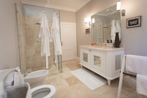 Combined shower/bathtub, hair dryer, bidet, towels - The Garden Suite. (Plettenberg Bay)