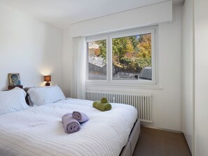 2 bedrooms, iron/ironing board, Internet