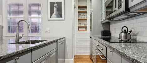 Refrigerador, microondas, horno, placa de cocina