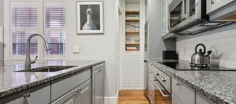 WEEKNIGHT DISCOUNT! Blue Belle of Lincoln: stylish & steps to ALL the action!