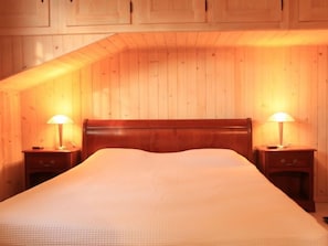 4 bedrooms, desk, Internet