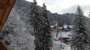 A snowy landscape with a wooden cabin and a forest. - Muscardin 5/6 by Interhome (Villars)