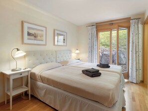 2 bedrooms, iron/ironing board, internet