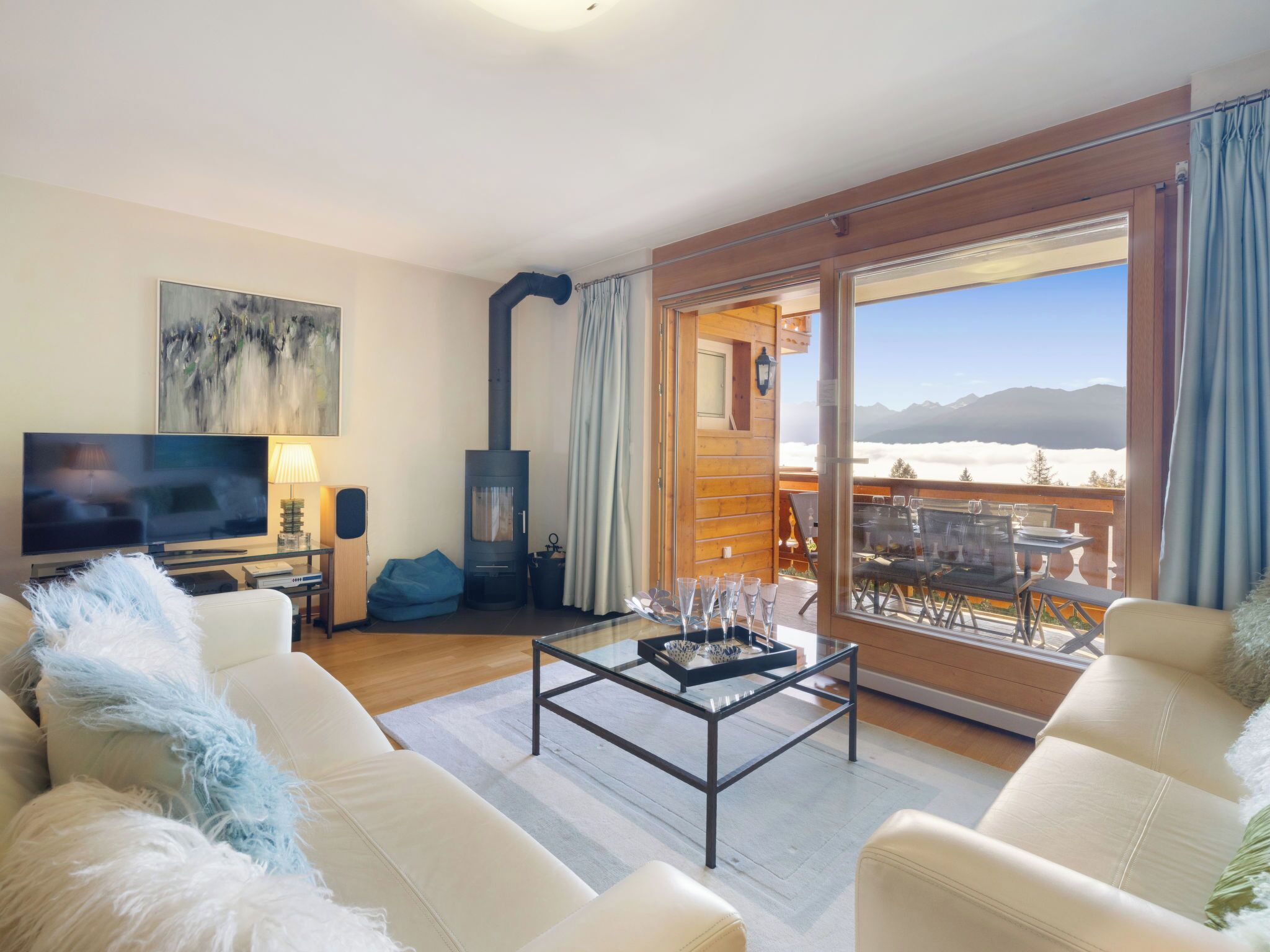 Televisie, een open haard en een dvd-speler