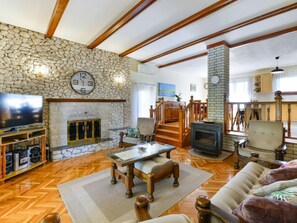 Televisión y chimenea 