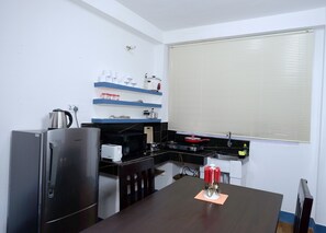 Kühlschrank, Mikrowelle, Wasserkocher, Toaster