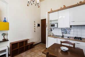 Refrigerador, microondas, utensilios de cocina y comedor 