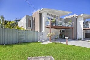 Property grounds - Amazing Coastal Townhouse - Close by to all Port Macquarie's beaches (Port Macquarie)