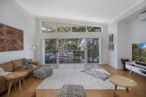 Smart TV - Amazing Coastal Townhouse - Close by to all Port Macquarie's beaches (Port Macquarie)