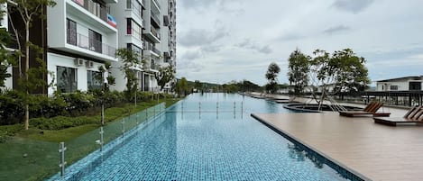 Una piscina al aire libre