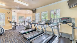 Ein Fitnessraum mit Laufbändern, Crosstrainern und einem Ergometer.