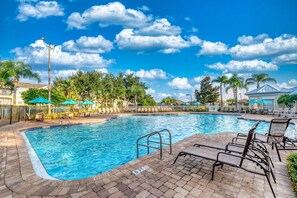 A heated pool - Magical Getaway Close to Disney! Pool, Gym, & WiFi (Kissimmee)