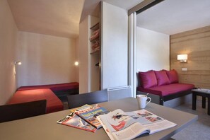 Interior - Ski-in/ski-out & foot of the slopes, 4th floor, balcony, tv, ski locker, 28m², La Plagne (La Plagne)