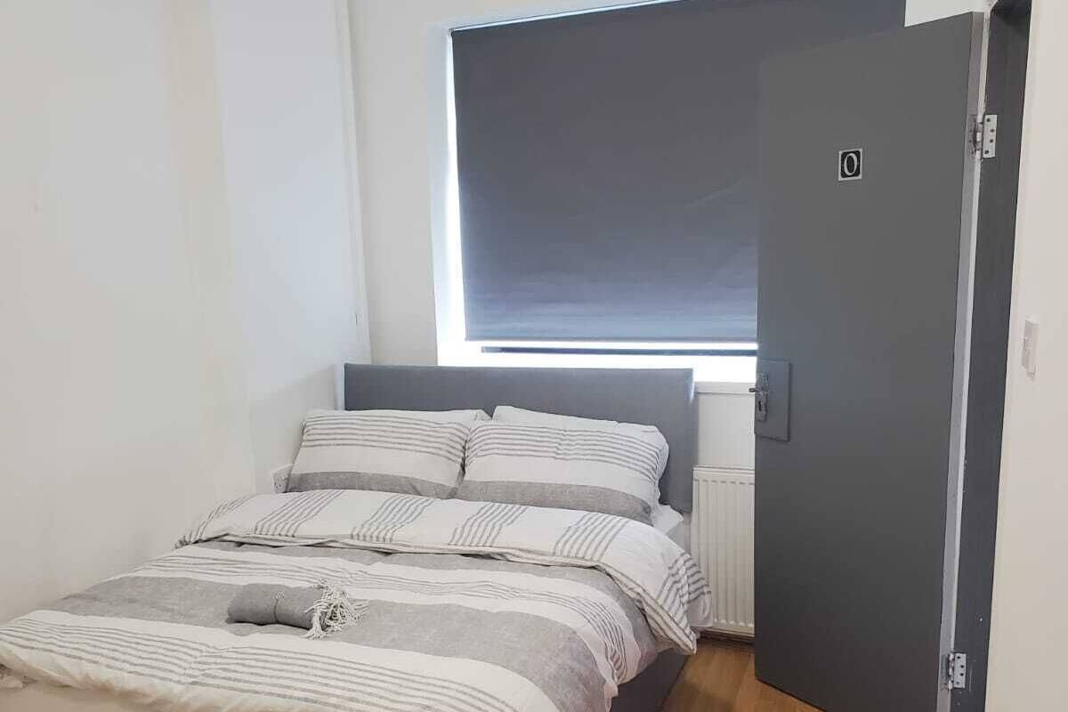 Kamar Basic | Brankas, setrika/meja setrika, Wi-Fi gratis, dan seprai linen