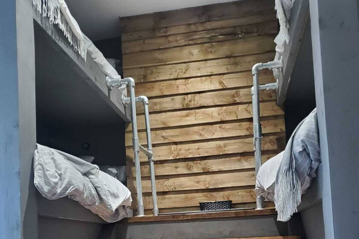 Kamar Kota | Brankas, setrika/meja setrika, Wi-Fi gratis, dan seprai linen