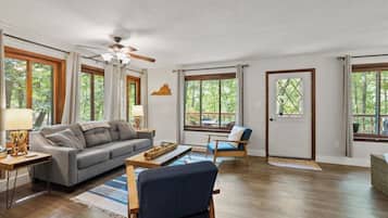 Smart TV, fireplace, Netflix, Hulu