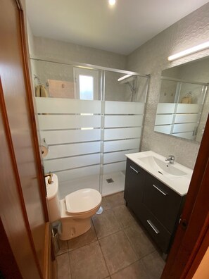 Ensemble douche/baignoire, sèche-cheveux, serviettes fournies