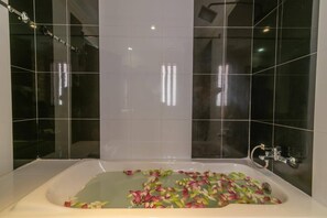 Bathroom - Kings Luxury Hotel (Siem Reap)
