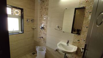 Familie vierpersoonskamer | Badkamer