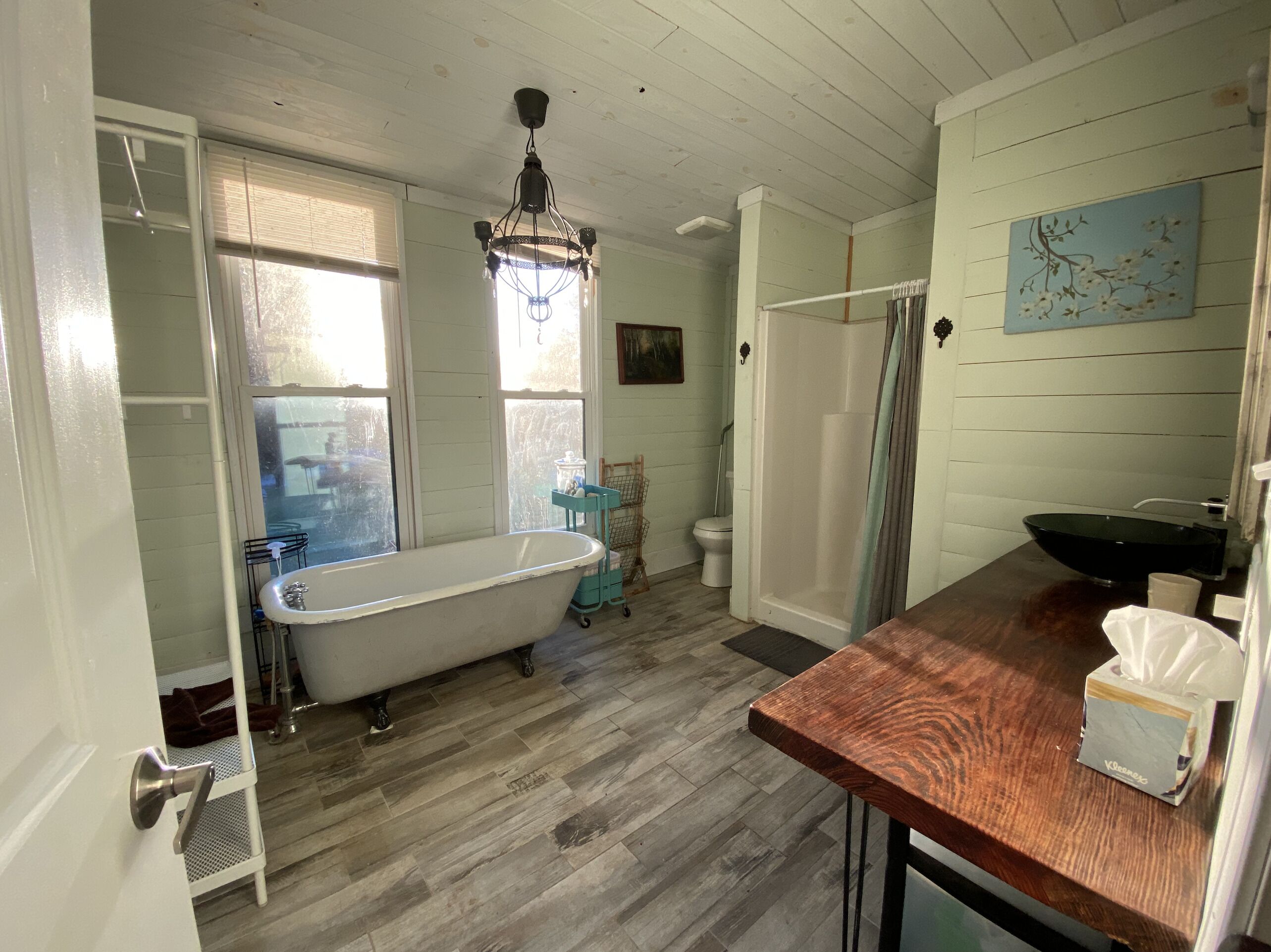 Een bad, handdoeken, toiletpapier