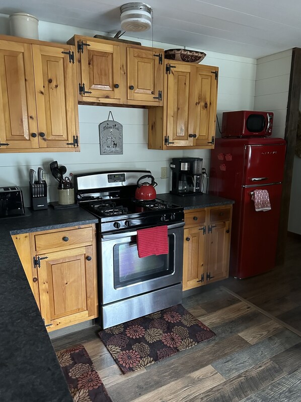 Refrigerador, microondas, horno y parrilla de estufa 