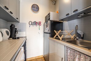 Køleskab, mikrobølgeovn, ovn, kaffe-/temaskine
