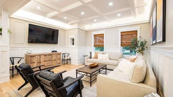 Televisión, chimenea, videojuegos, mesa de ping pong