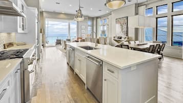 House, 5 Bedrooms | Private kitchen | Fridge, oven, coffee/tea maker, toaster