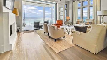 House, 5 Bedrooms | Living area | Smart TV