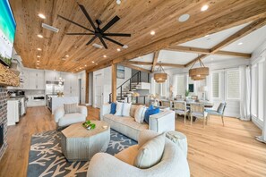 Talo, useita makuuhuoneita | Oleskelualue