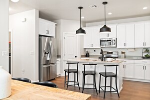 Refrigerador, horno, cafetera/tetera, tostadora