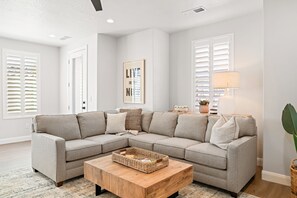 타운홈, 침실 4개 | 거실 | 스마트 TV