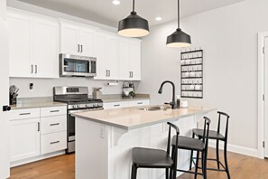Townhome, 4 Bedrooms | Private kitchen | Fridge, oven, coffee/tea maker, toaster - Zions Base Camp 4 Bedroom Townhouse by RedAwning (Washington)