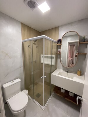 Een douche, een haardroger, handdoeken, toiletpapier