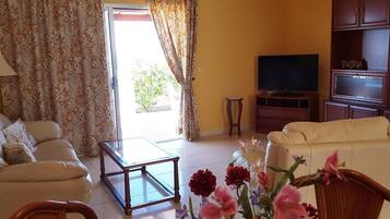 Een televisie, een dvd-speler en een stereo