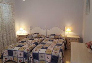 2 slaapkamers, een strijkplank/strijkijzer, gratis wifi, beddengoed